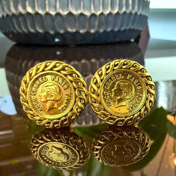 LOT 1753 24K gold plated CHANEL vintage coco clip on earrings - Picture 1 of 8